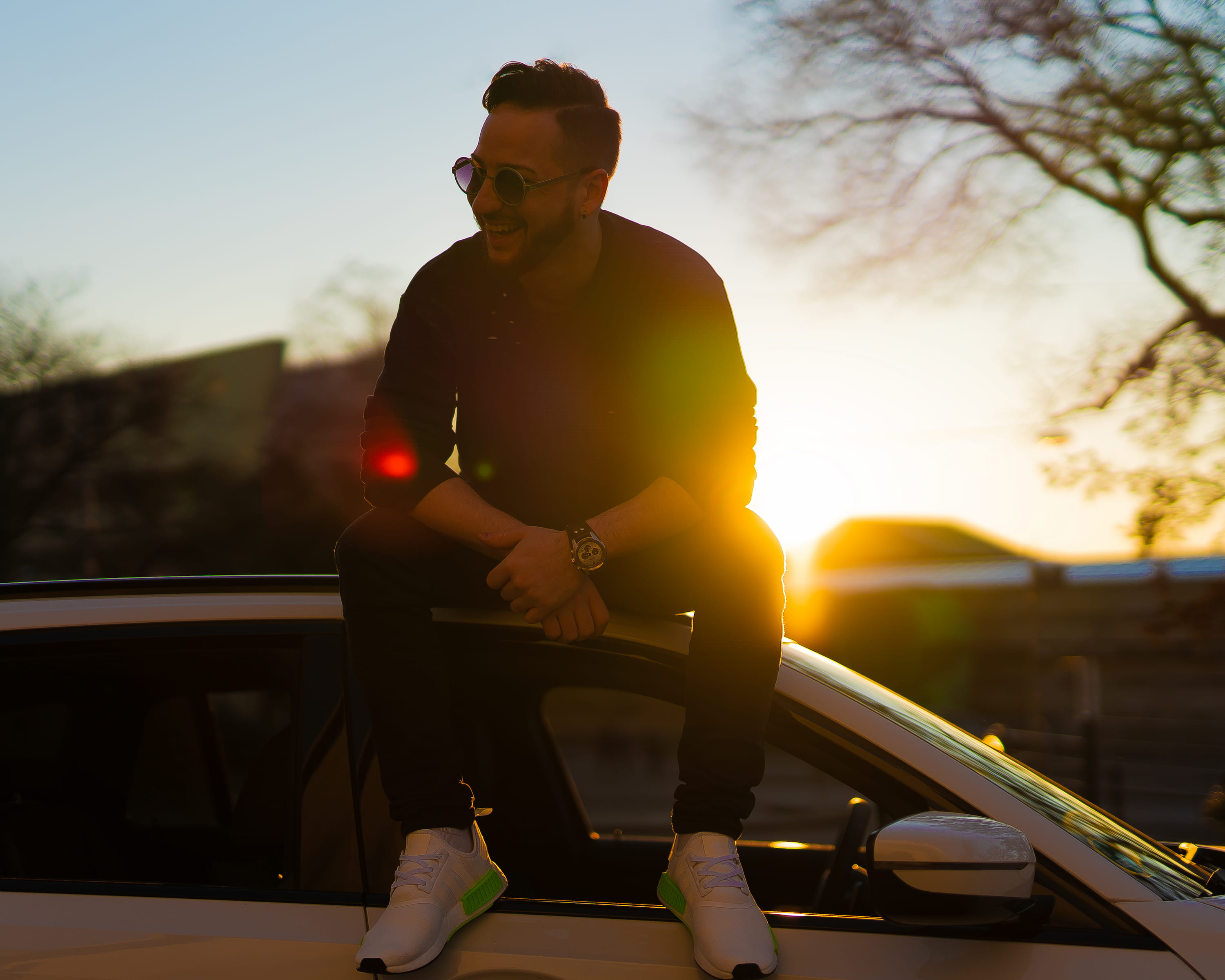 Andy Chiles vor einem BMW