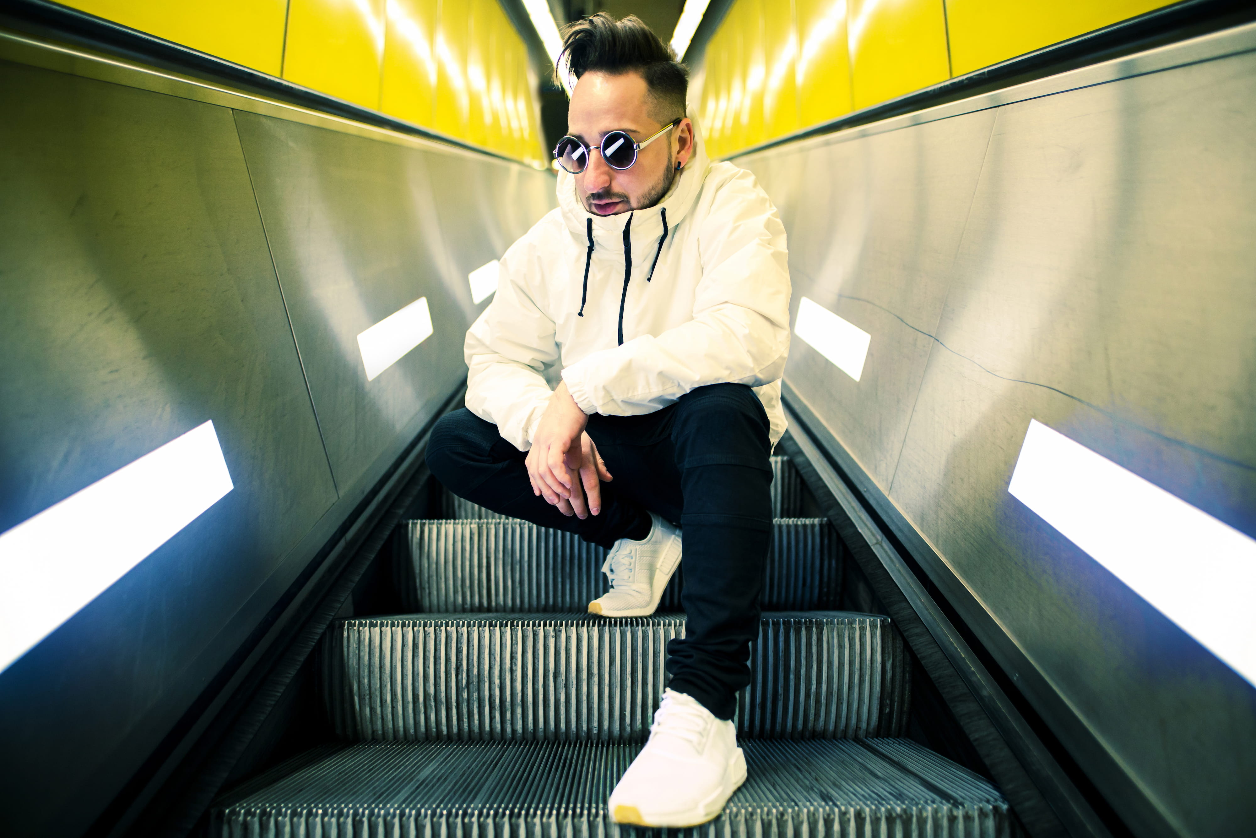 Andy Chiles auf einer Rolltreppe