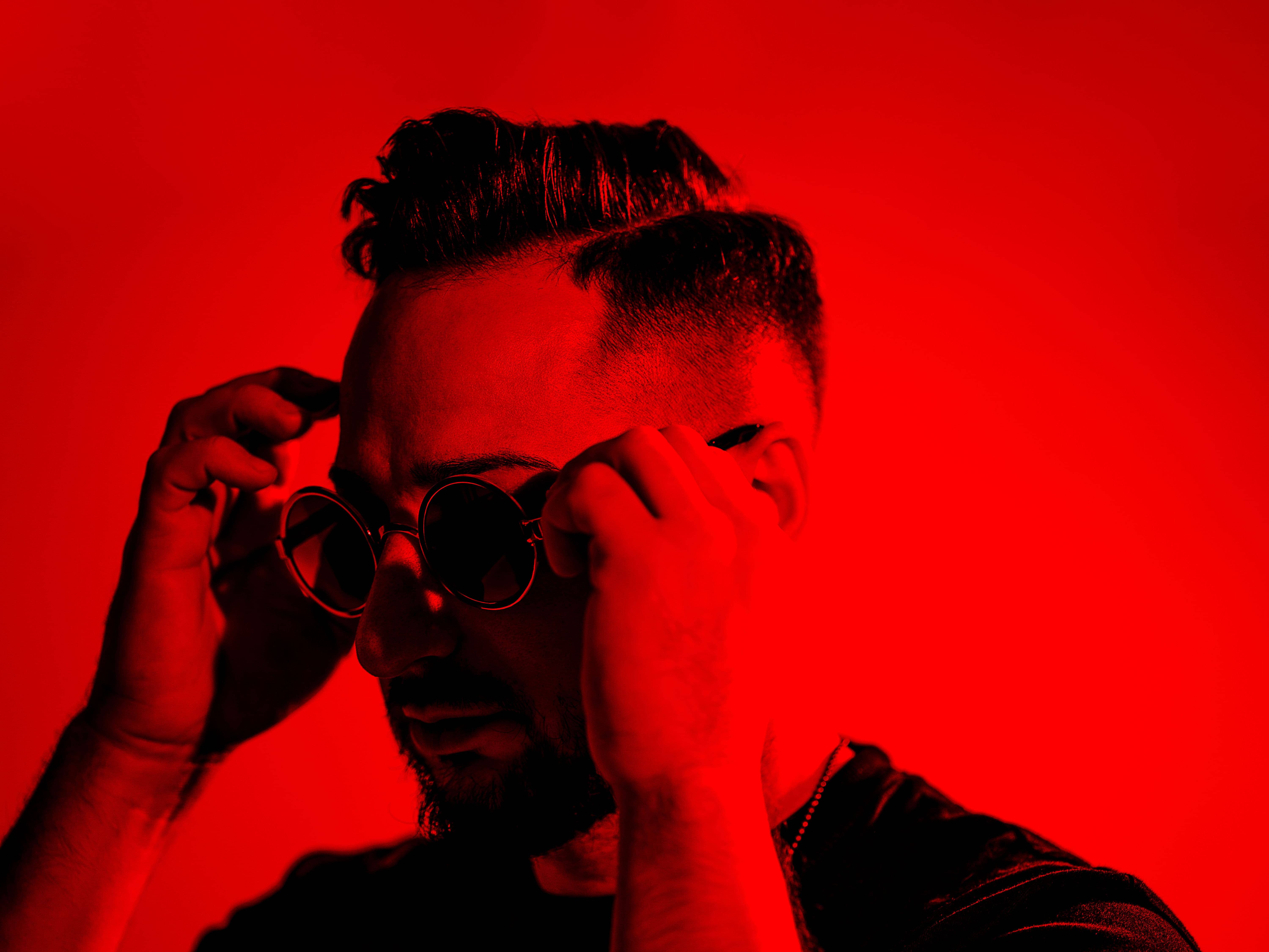 Andy Chiles vor Neonlicht